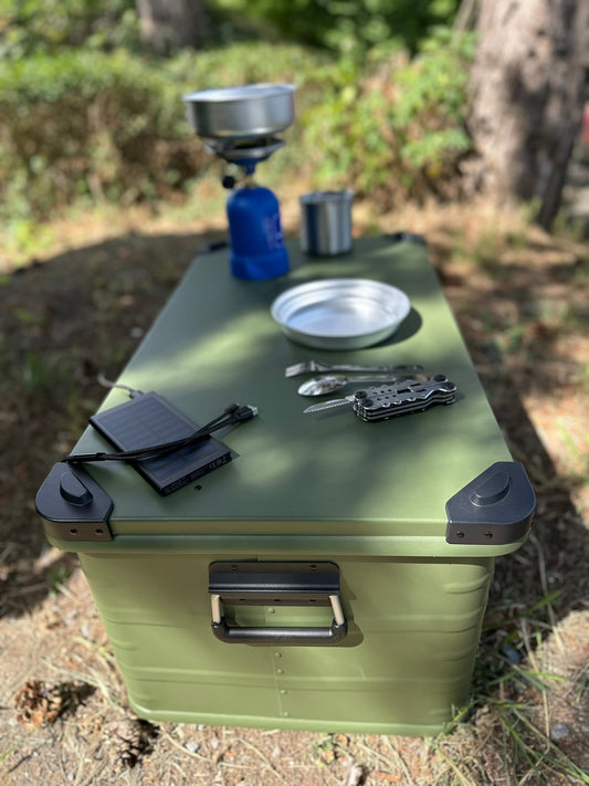 Malle de campement dans une forêt