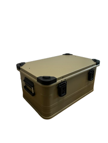 Caisse en aluminium peinte couleur sable avec un style militaire 
