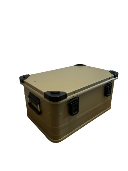 Caisse en aluminium peinte couleur sable avec un style militaire 